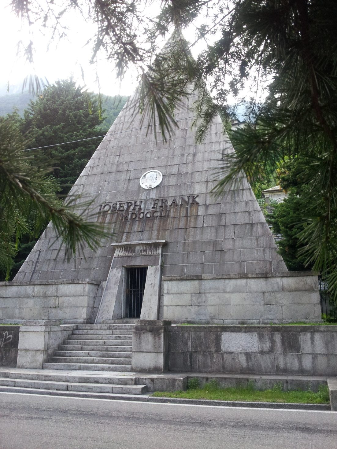 Joseph Frank tomb, Laglio, Italy - 02.jpg